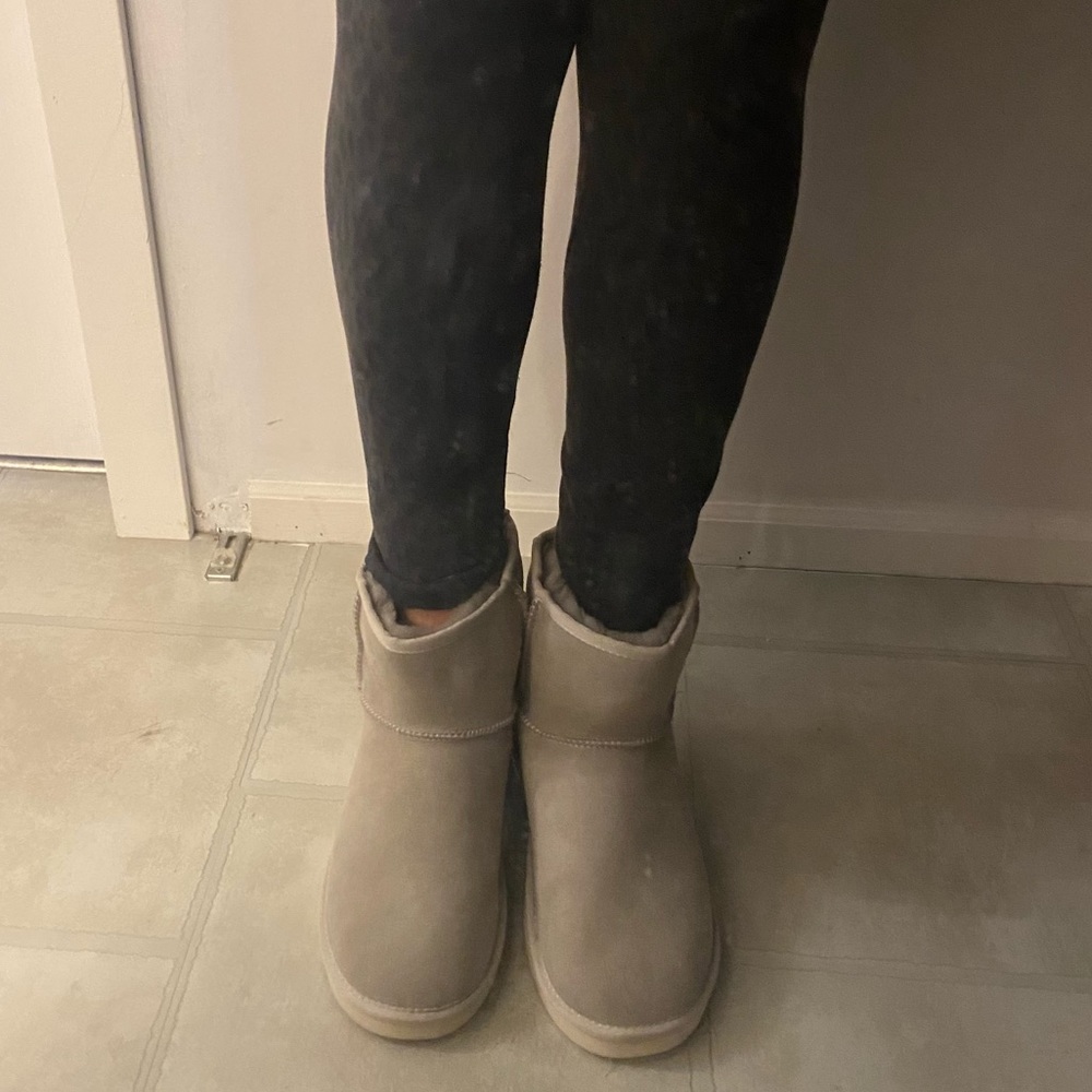Ladies size 11 ugg boots